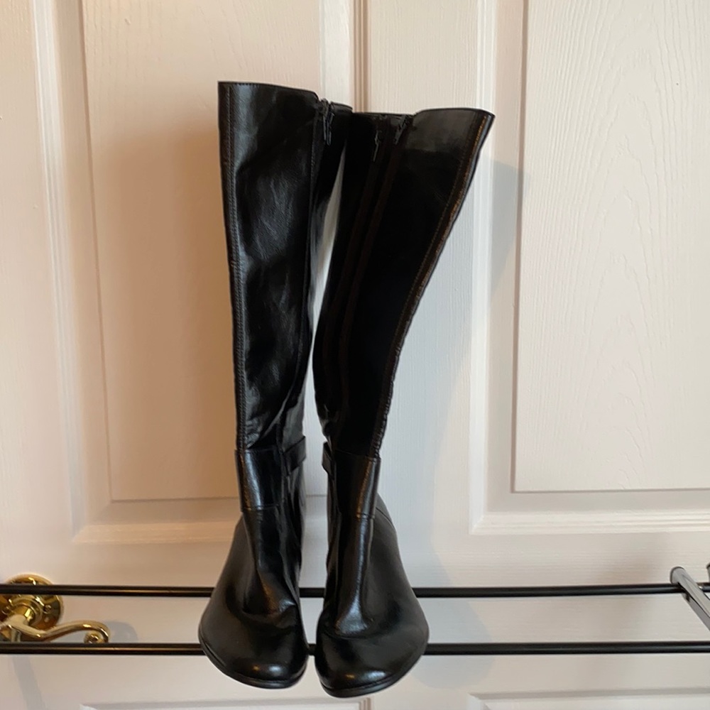 Black aerosole boots